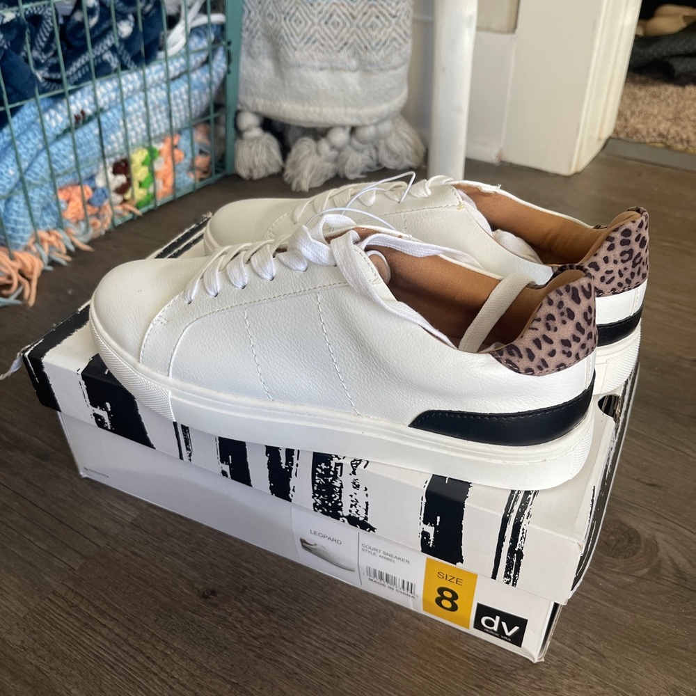 NWT DV Sneakers SZ 8